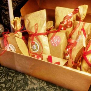 calendrier de l'avent de la masca, le temps d'un pétale et les trésor de marie ange . pleins de sachets en kraft numéroté et attaché de ruban rouge.