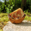 porte savon en bois d'olivier avec le savon au patchouli de la masca dedans