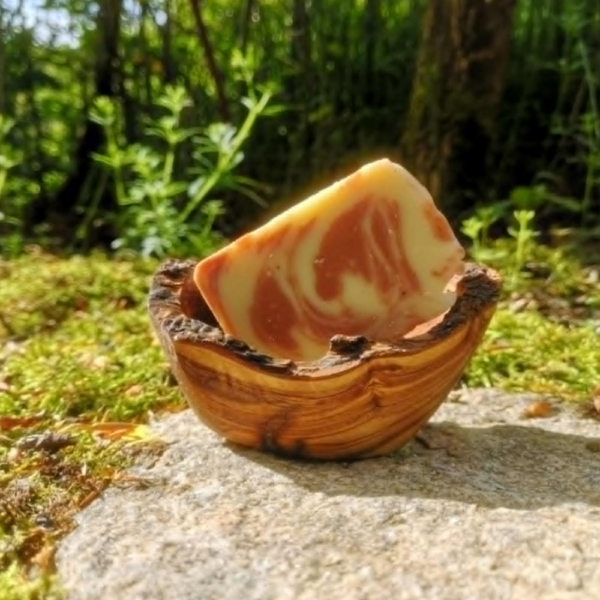 porte savon en bois d'olivier avec le savon au patchouli de la masca dedans