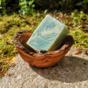 porte savon en bois d'olivier avec le savon à la lavande de la masca
