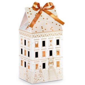 Calendrier de l’après en forme de maison blanche décorée de motifs dorés, avec fenêtres prédécoupées et un ruban satiné doré noué au sommet.