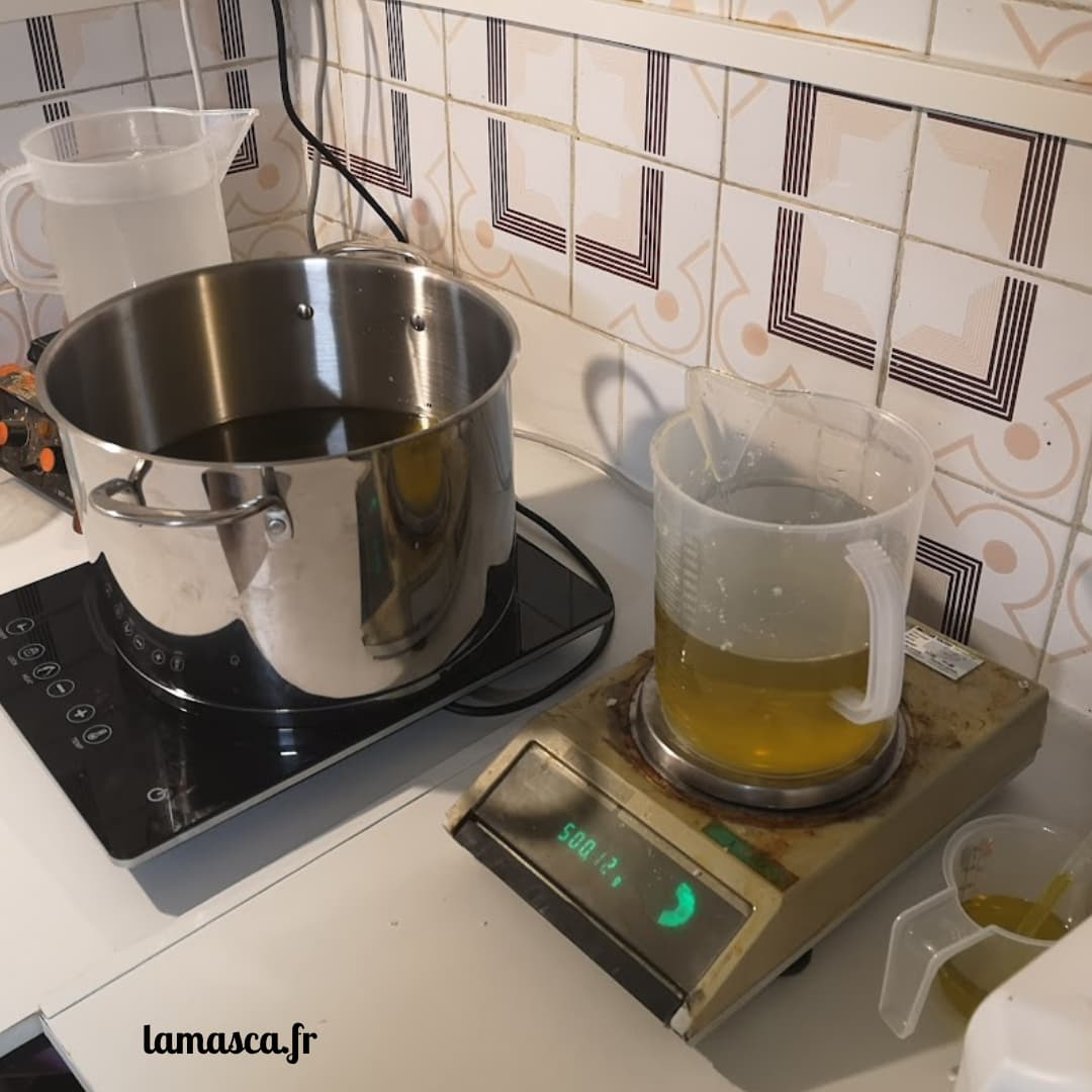 Préparation des huiles pour la saponification à froid dans un atelier de fabrication de savon artisanal. La Masca